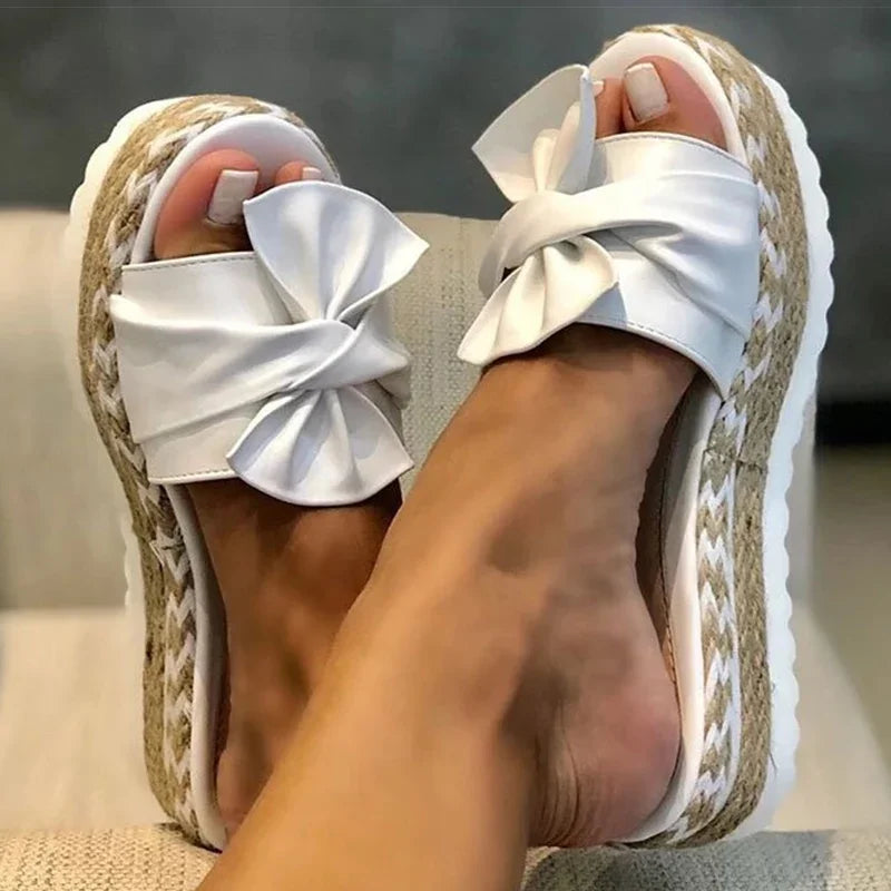 Camila™ -Kilesandaler med blomsterbue